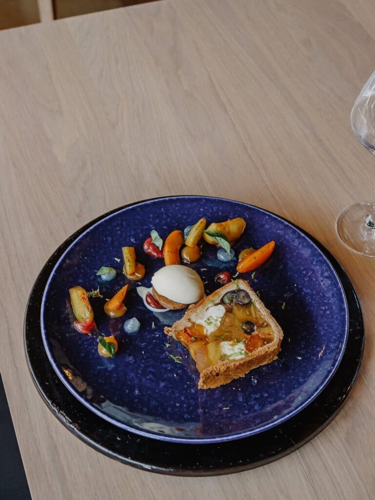 Assiette raffinée d'un restaurant de type cuisine française à Geüs-d’Oloron, près de Pau