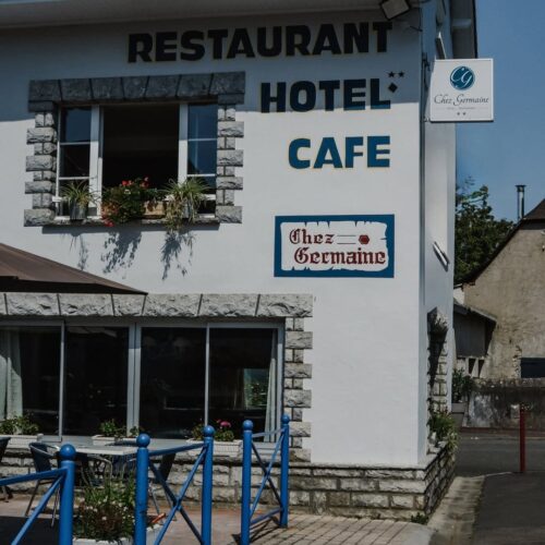 Façade d'un restaurant de type cuisine française à Geüs-d’Oloron, près de Pau