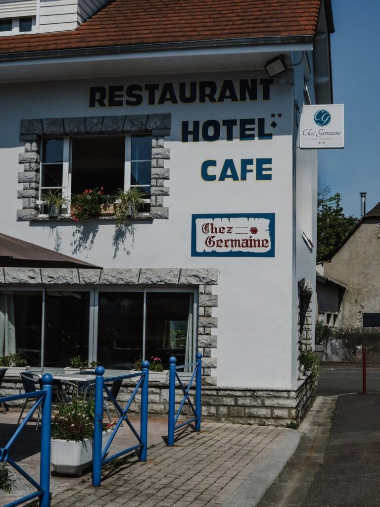 Façade d'un restaurant de type cuisine française à Geüs-d’Oloron, près de Pau