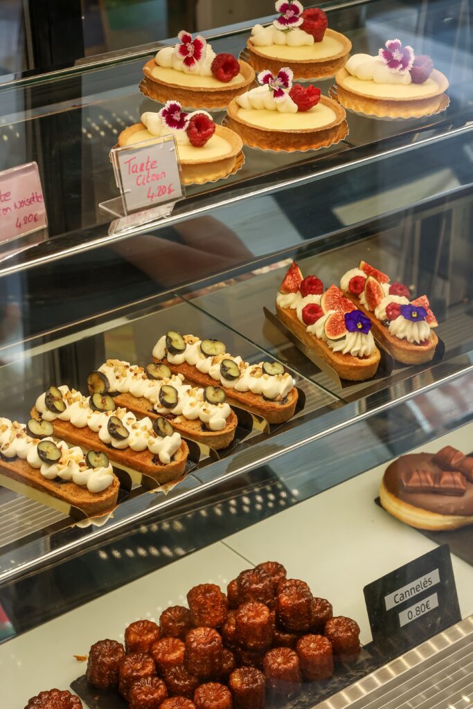La vitrine de pâtisseries individuelles chez Cycy's Cakes à Ille-sur-Têt