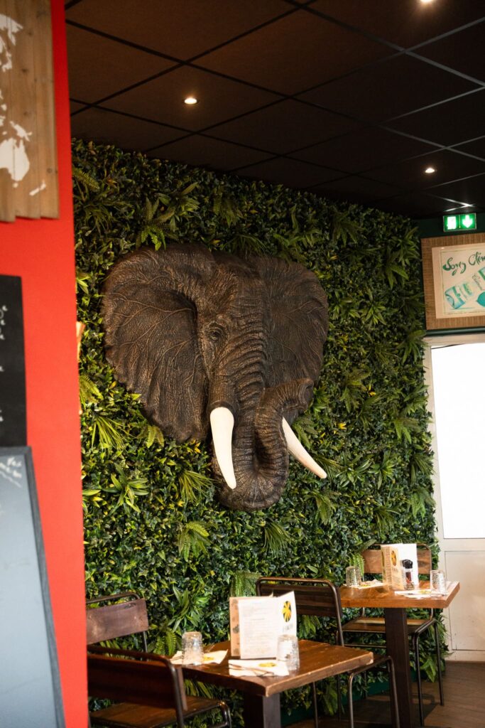 Intérieur du restaurant le Bakoua, à Saint-Nazaire