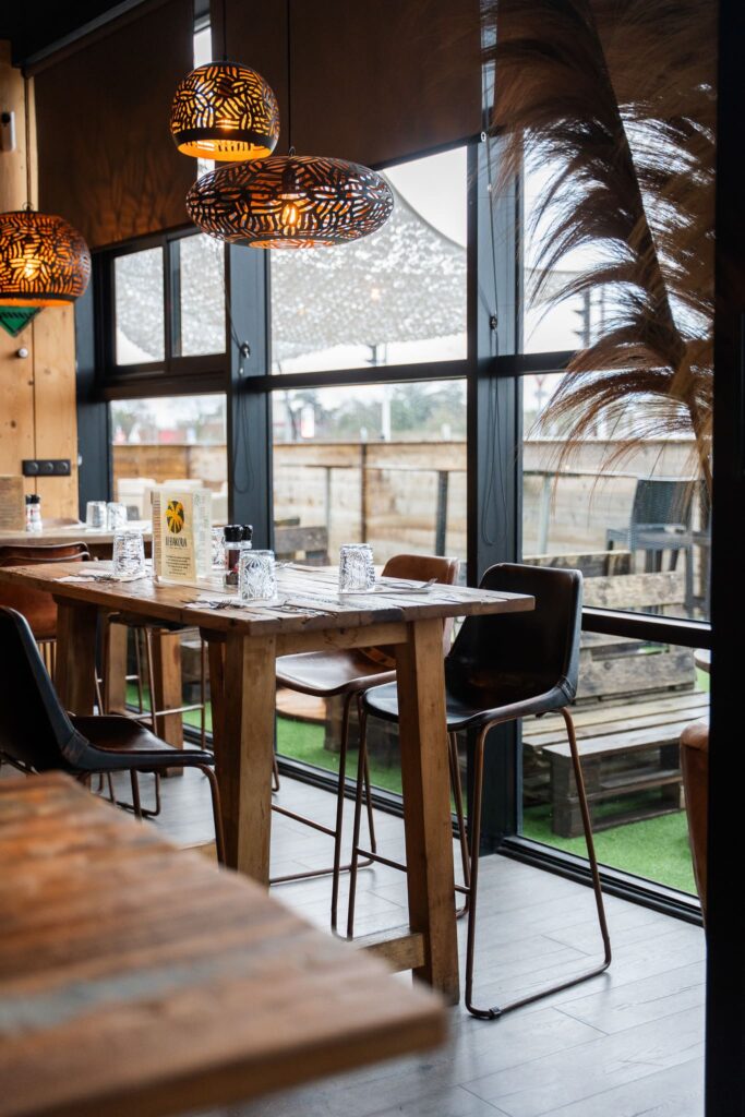 Intérieur du restaurant le Bakoua, à Saint-Nazaire