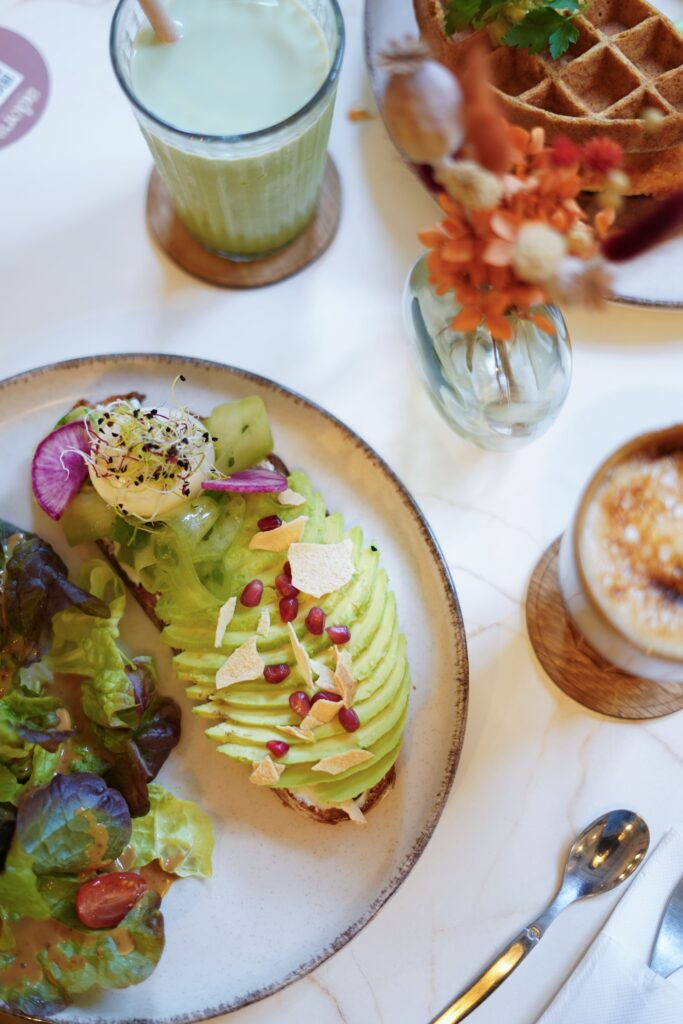 Assiette d’avocado toast accompagné d’une boisson chaude dans un brunch cosy du centre d’Orléans.