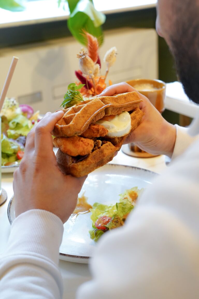 ast brioché sucré tenu à la main dans un restaurant brunch cosy à Orléans, produits frais et faits maison en hypercentre