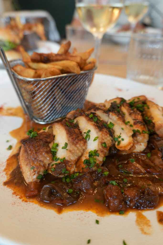 Un plat en sauce du restaurant La Petite Brocante au Havre