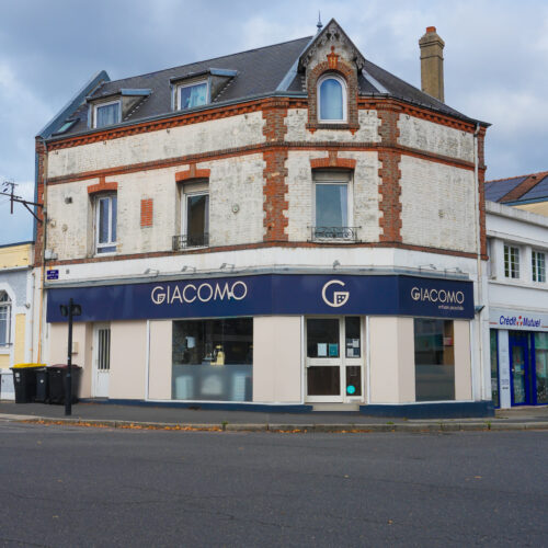 Une devanture du restaurant Giacomo à Sainte-Cécile au Havre