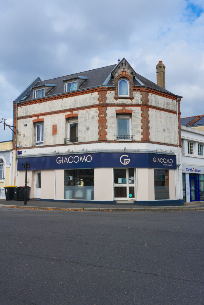 Une devanture du restaurant Giacomo à Sainte-Cécile au Havre