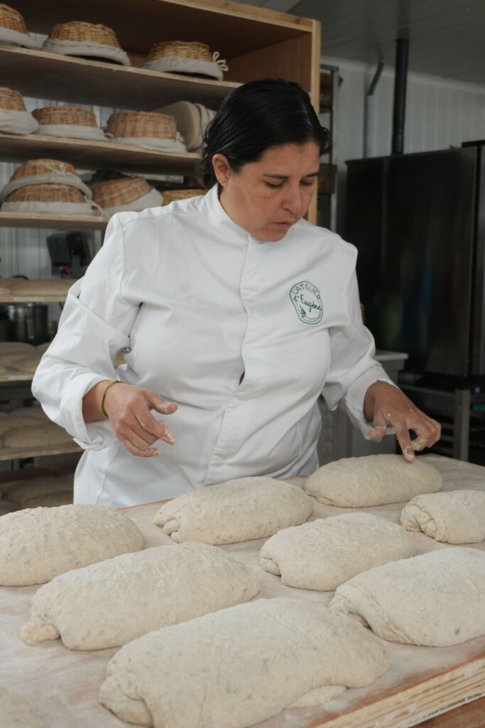 Marie et son pain dans la boulangerie paysanne L'Atelier d'Eugene
