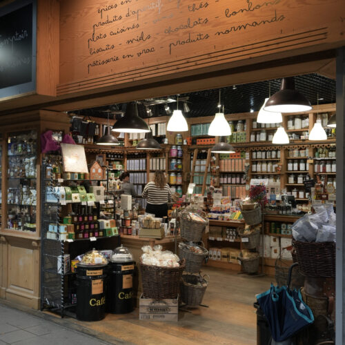 Une devanture de l'épicerie fine Comptoir des aromes au Havre