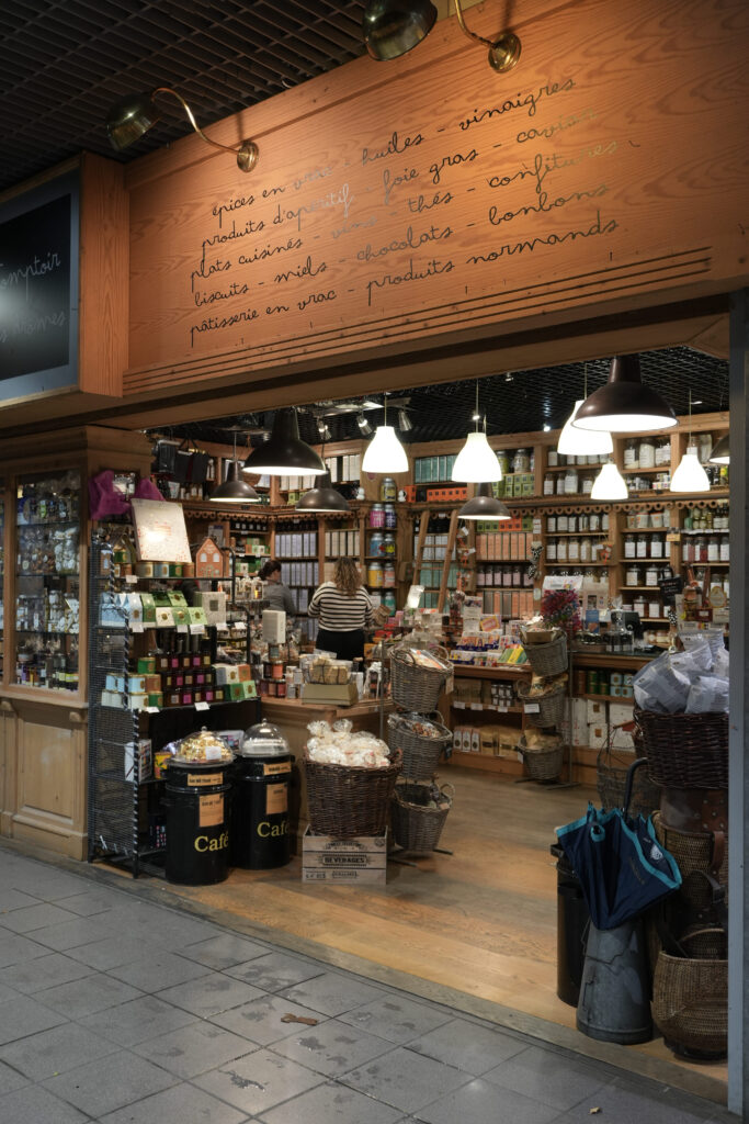 Une devanture de l'épicerie fine Comptoir des aromes au Havre
