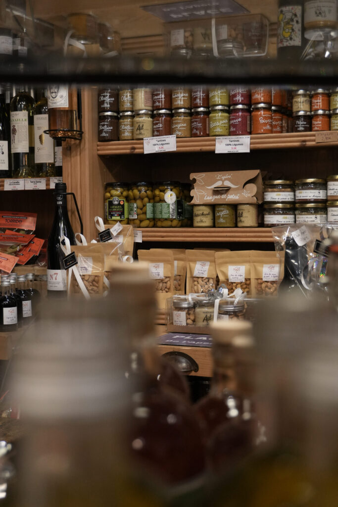 Un intérieur de l'épicerie fine Comptoir des aromes au Havre