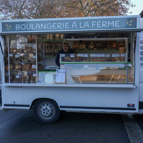 Le camion du marché de la boulangerie paysanne L'Atelier d'Eugene à Sanvic