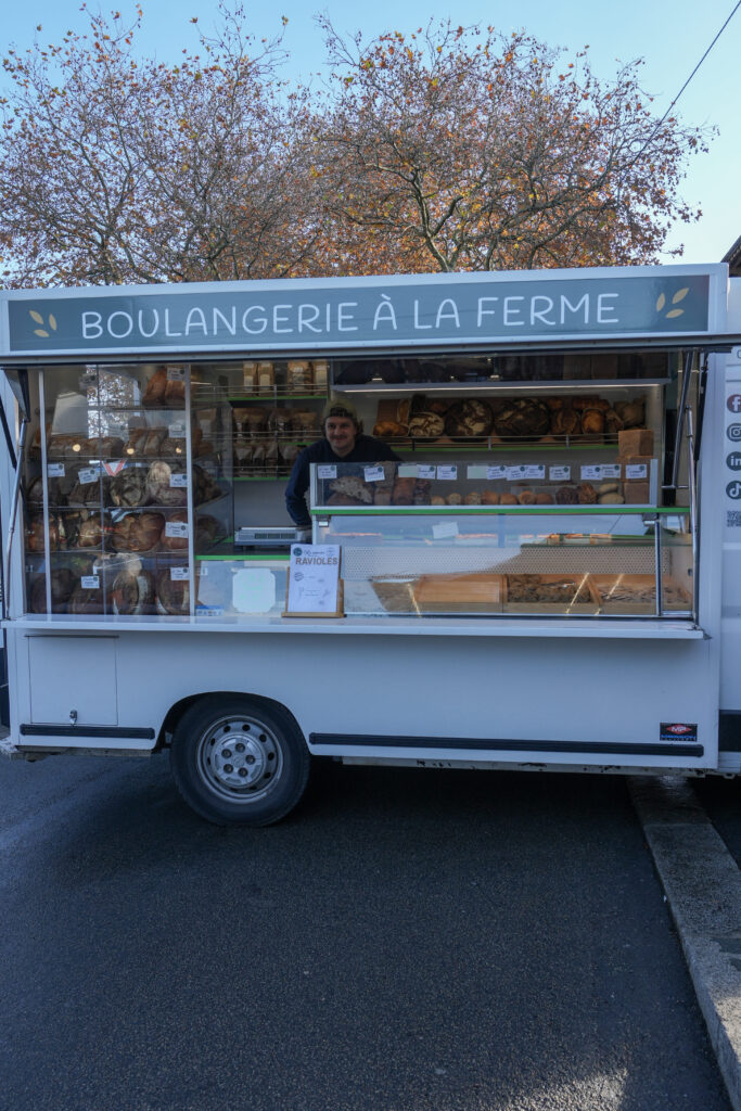 Le camion du marché de la boulangerie paysanne L'Atelier d'Eugene à Sanvic