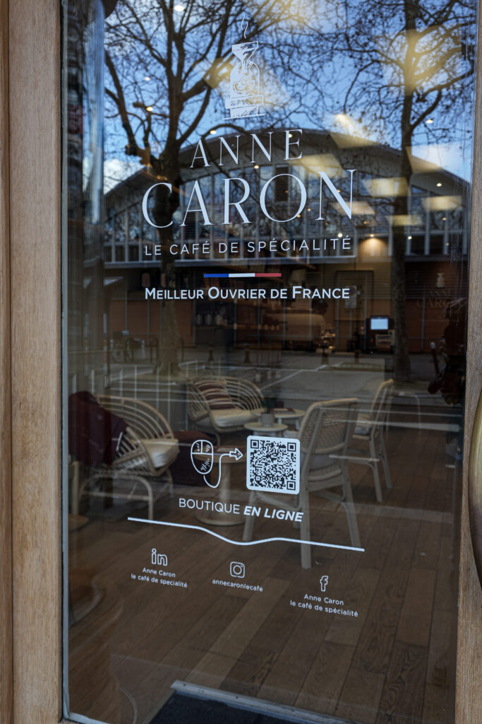 Une vitrine du coffee shop Anne Caron au Havre