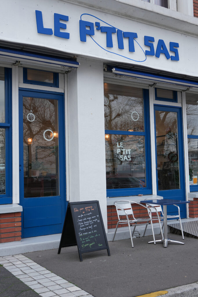 L'extérieur du café Le Ptit Sas quartier Saint-François au Havre
