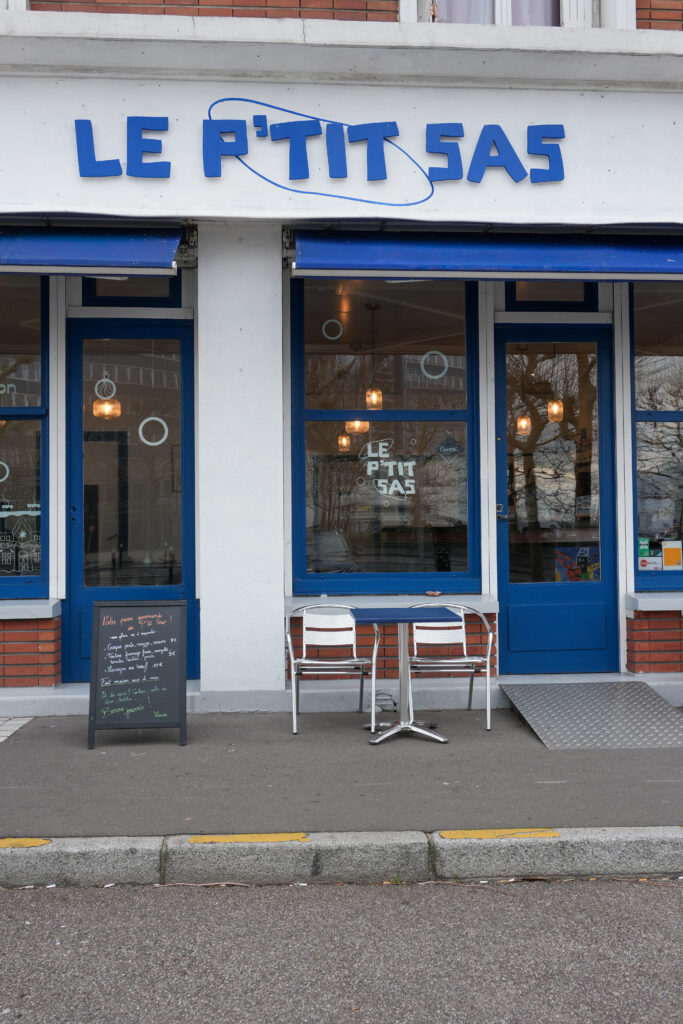 La devanture du café Le Ptit Sas quartier saint-françois