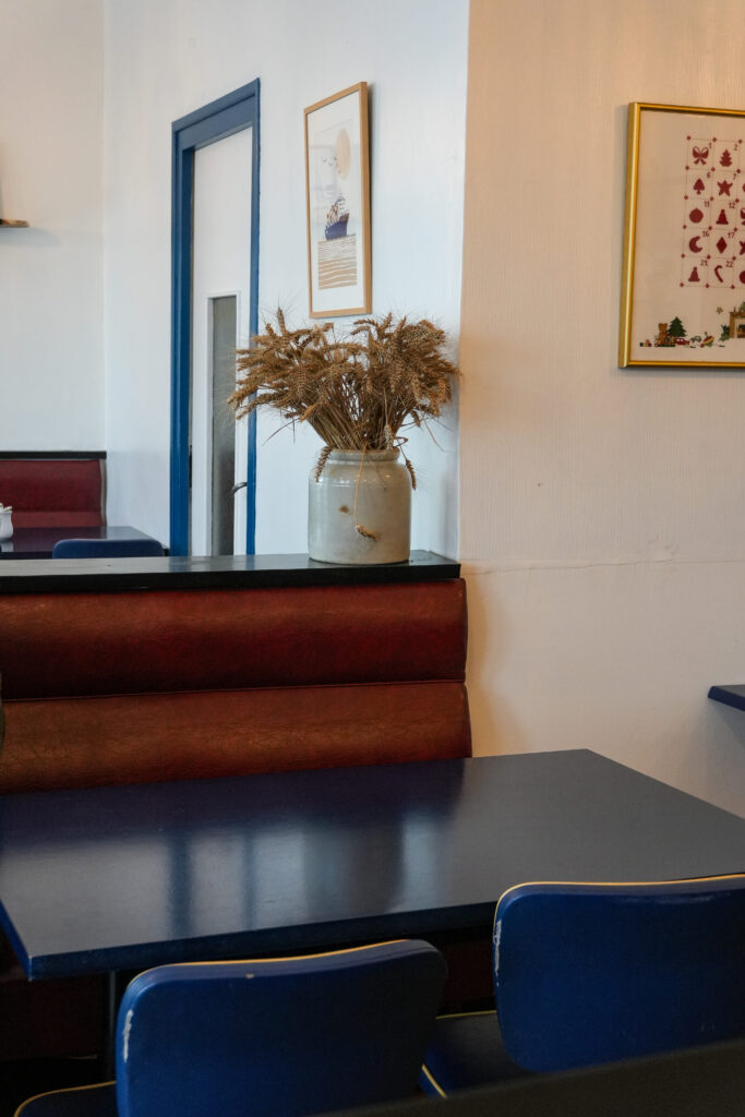 L'intérieur du café le Ptit Sas quartier Saint-François au Havre