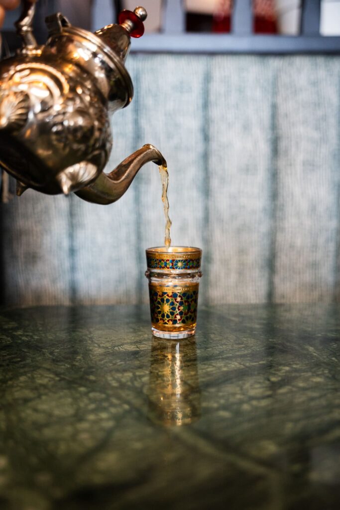 Thé traditionnel à la Casbah du Quai, sur le port de Pornichet