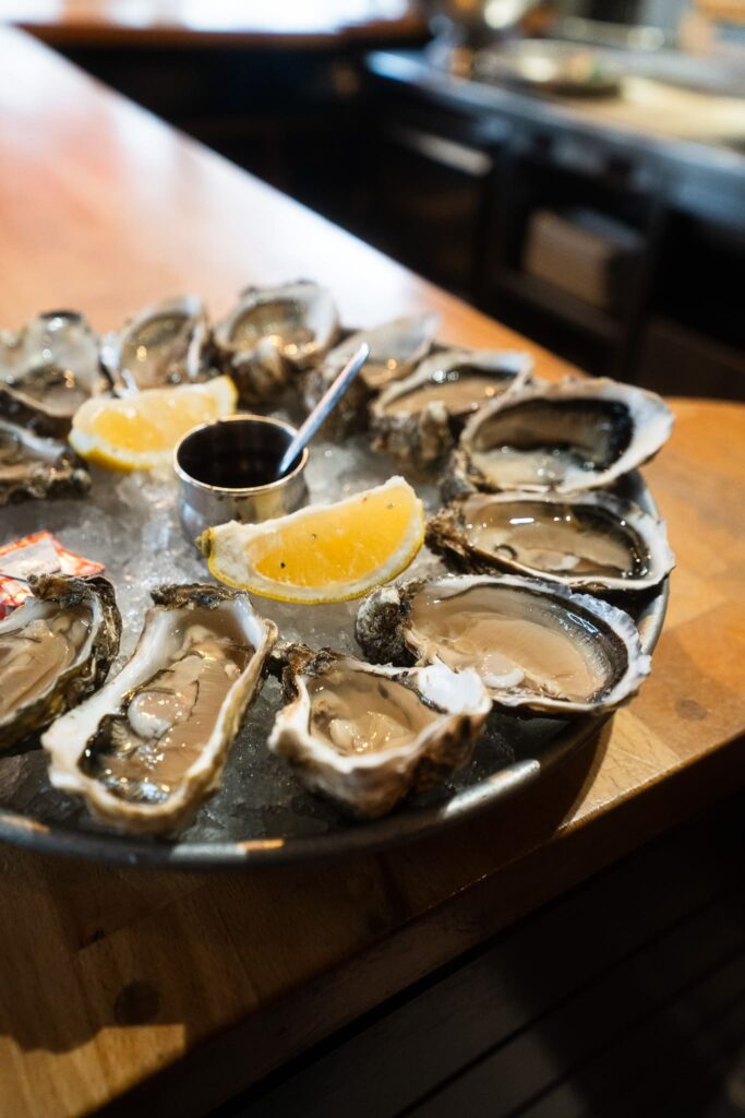 Plateau de fruits de mer et huitres chez l'Ecailleur, à La Baule