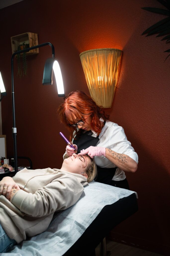 Microblading à l'institut de beauté, le Boudoir de Tara, à Saint Brevin