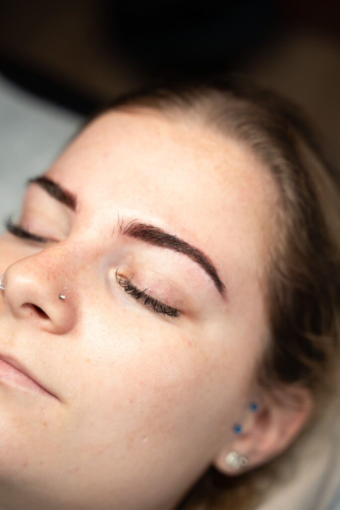 Microblading à l'institut de beauté, le Boudoir de Tara, à Saint Brevin
