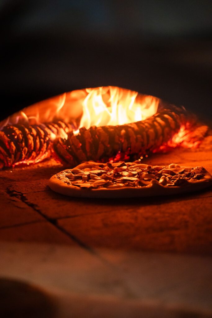 Pizza napolitaine cuite au feu de bois chez Quanto Basta, à Guérande