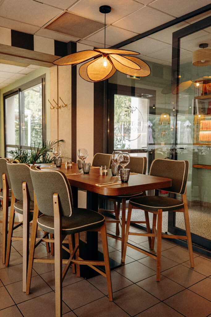 une table à l'entrée du Bistrot d'Avenio à Avignon