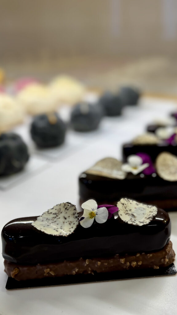 mousse au chocolat, biscuit amande et croustillant praliné