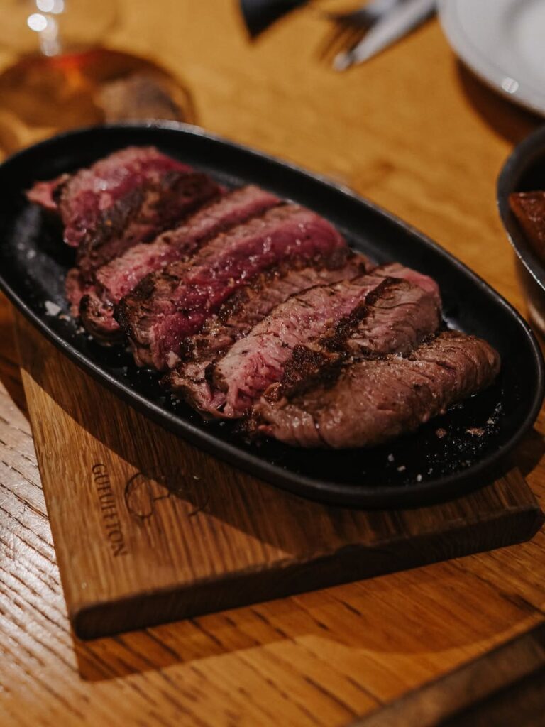 Viande saignante et grillée au feu d'un restaurant de type cuisine française à Pau, près de Tarbes
