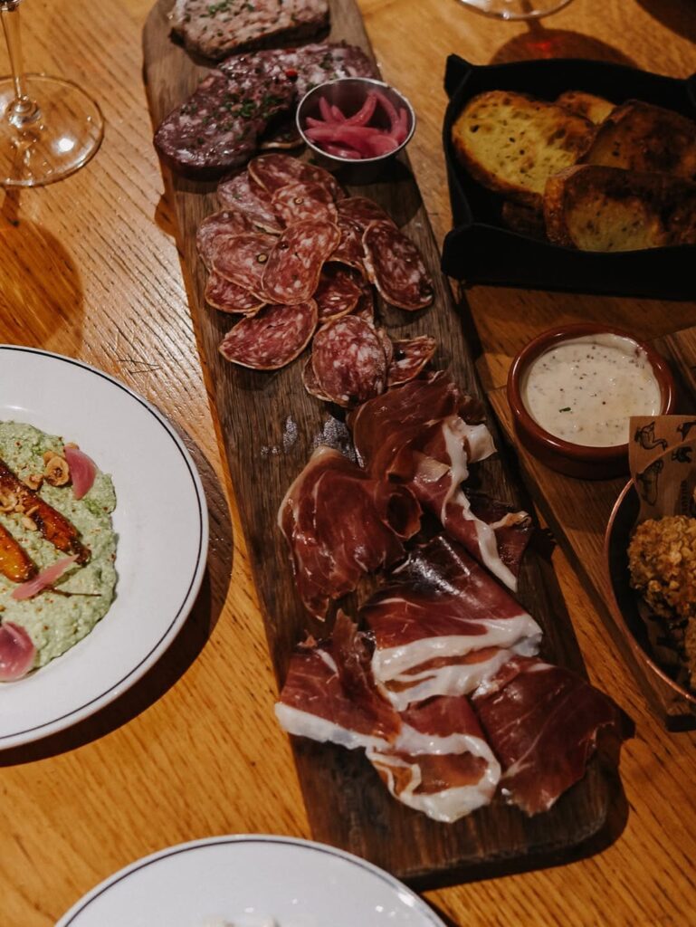 Plateau de charcuterie locale d'un restaurant de type cuisine française à Pau, près de Tarbes