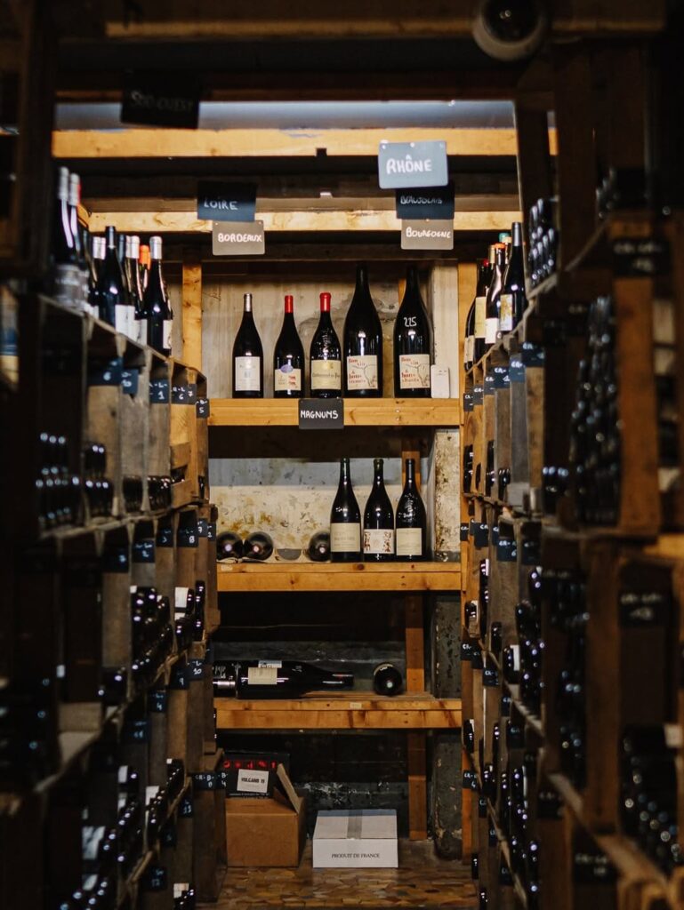 Cave à vin d'un restaurant de type cuisine française à Pau, près de Tarbes