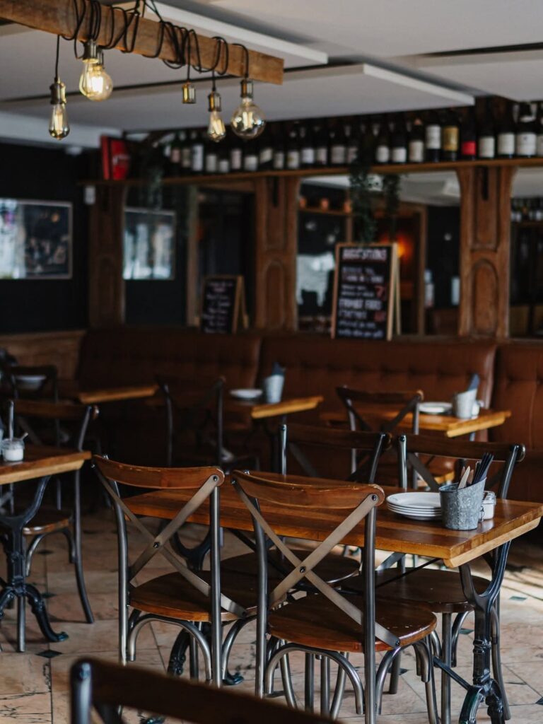 Belle salle d'un restaurant de type cuisine française à Pau, près de Tarbes