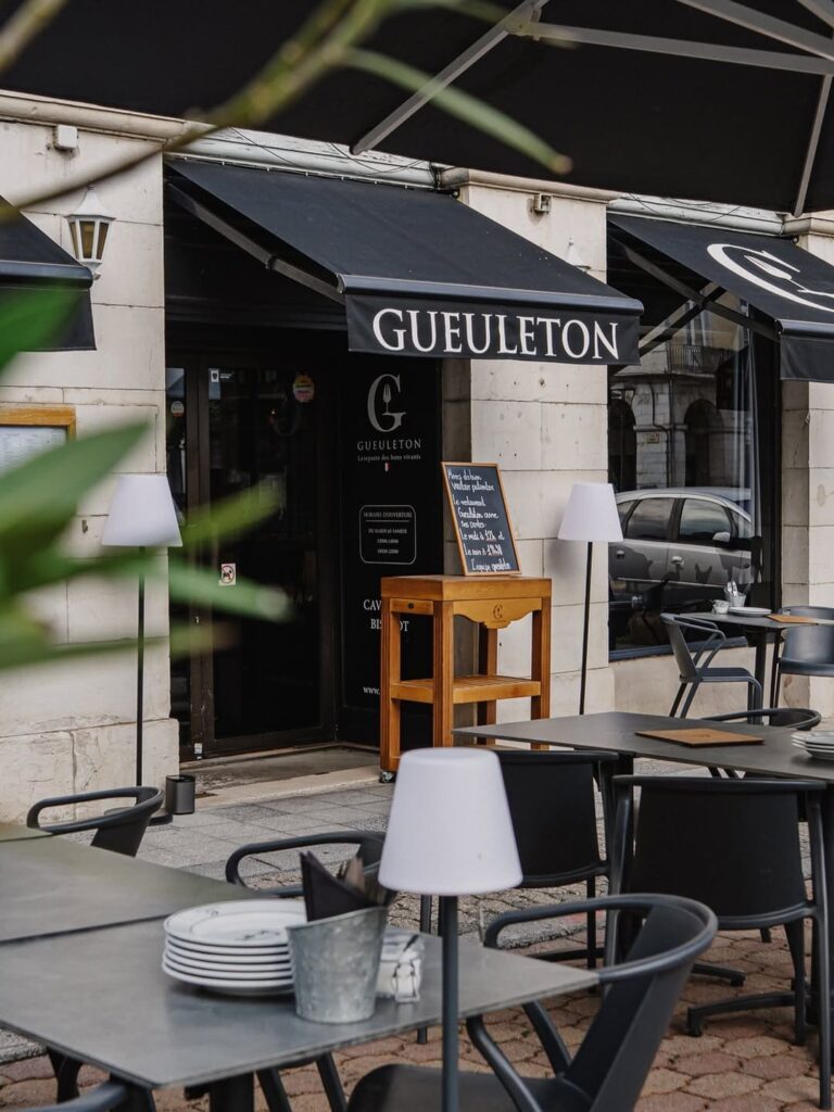 Terrasse d'un restaurant de type cuisine française à Pau, près de Tarbes