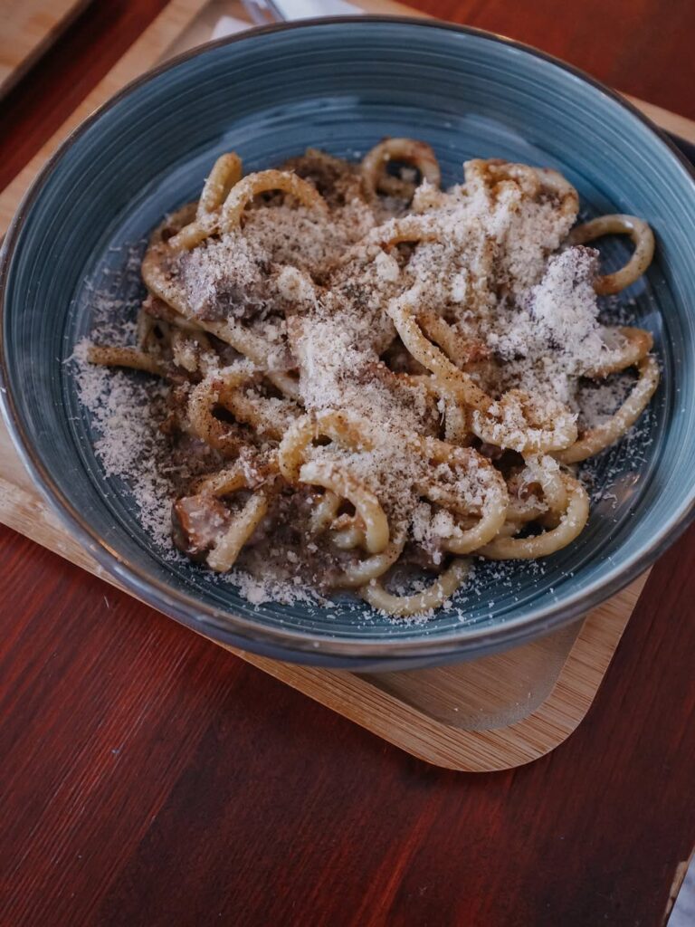 Plat de pâtes réconfortant et de saison d'un restaurant de type fusion française et italienne à Pau, près de Tarbes