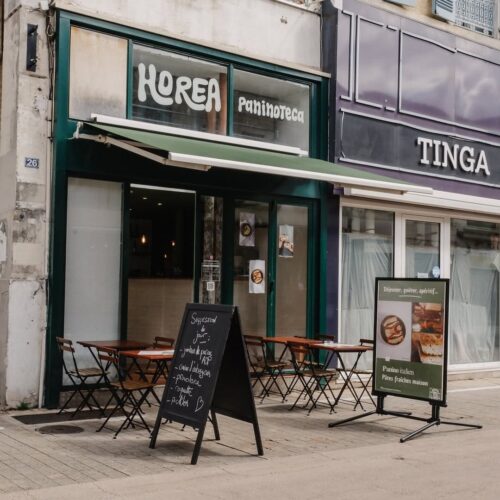 Terrasse d'un restaurant de type fusion française et italienne à Pau, près de Tarbes