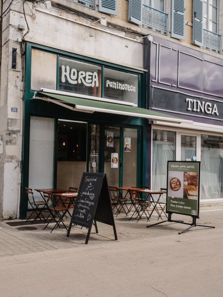Terrasse d'un restaurant de type fusion française et italienne à Pau, près de Tarbes
