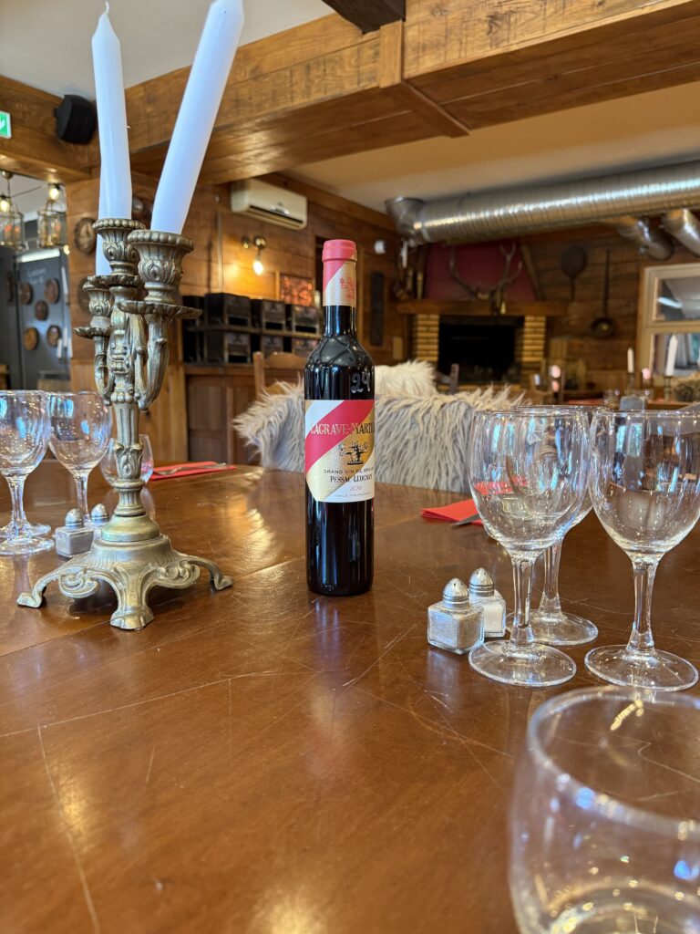 Une table avec vue sur la cheminée où cuit le charbon pour les braseros, du Bistrot Saint-Lou, à Saint-Loubès