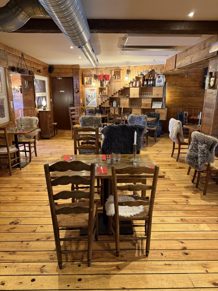 La salle du Bistrot Saint-Lou, à Saint-Loubès