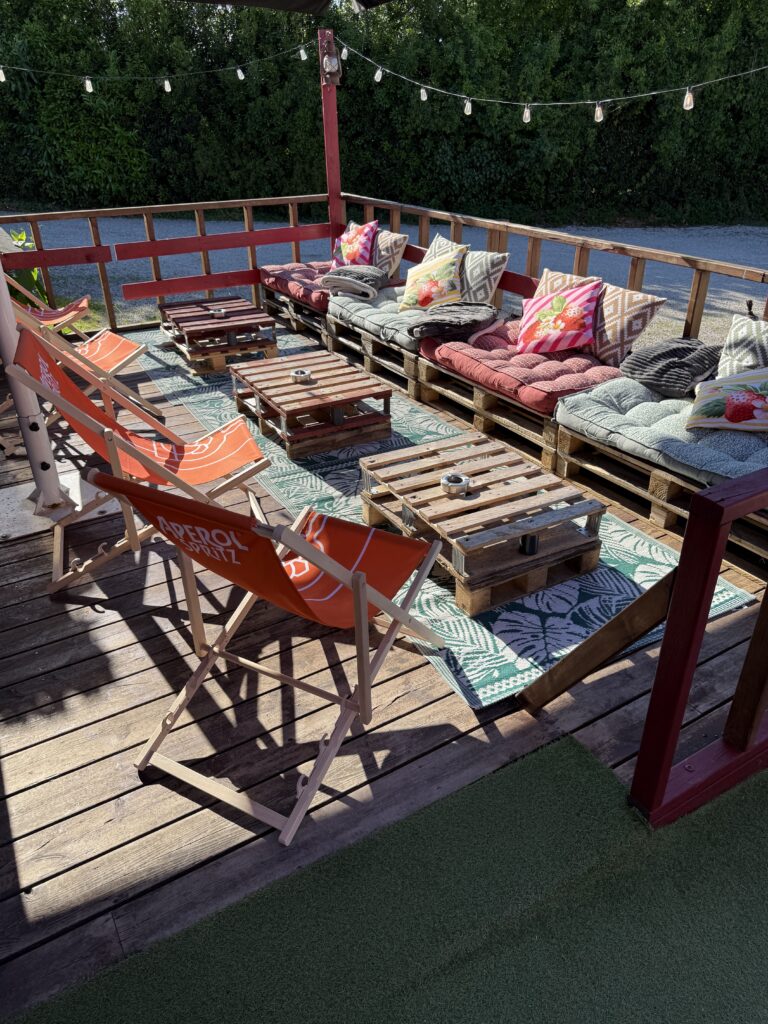 La terrasse guinguette, du Bistrot Saint-Lou, à Saint-Loubès, pour les beaux jours