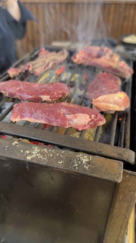 Du boeuf en pleine cuisson sur un brasero, du Bistrot Saint-Lou, à Saint-Loubès