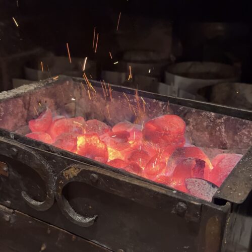 Un brasero prêt à être servi sur une table, du Bistrot Saint-Lou, à Saint-Loubès