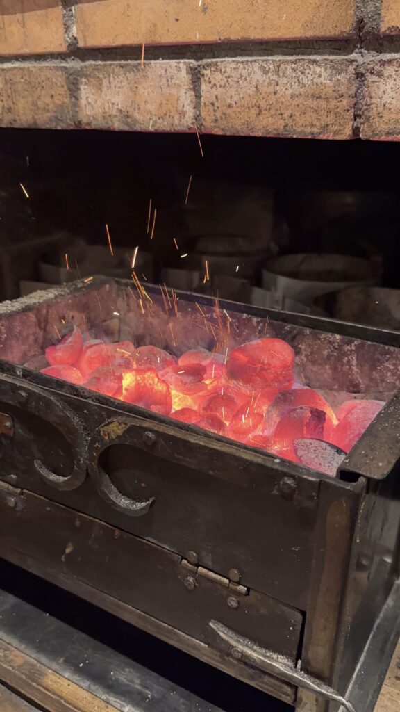 Un brasero prêt à être servi sur une table, du Bistrot Saint-Lou, à Saint-Loubès
