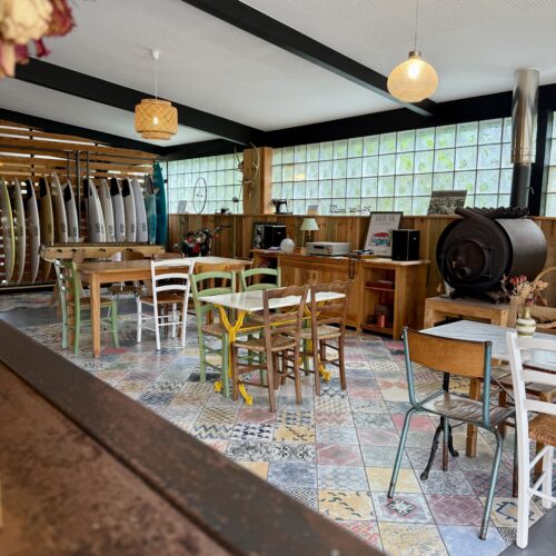 La salle de restauration avec tous ses objets chinés, de la guinguette de la Cheeky Family, à Lacanau Océan