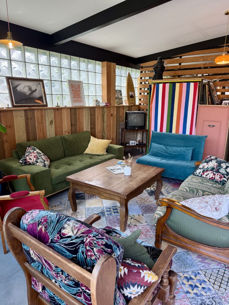 Un coin cosy de la guinguette, de la Cheeky Family, à Lacanau Océan, pour boire un verre ou prendre son café