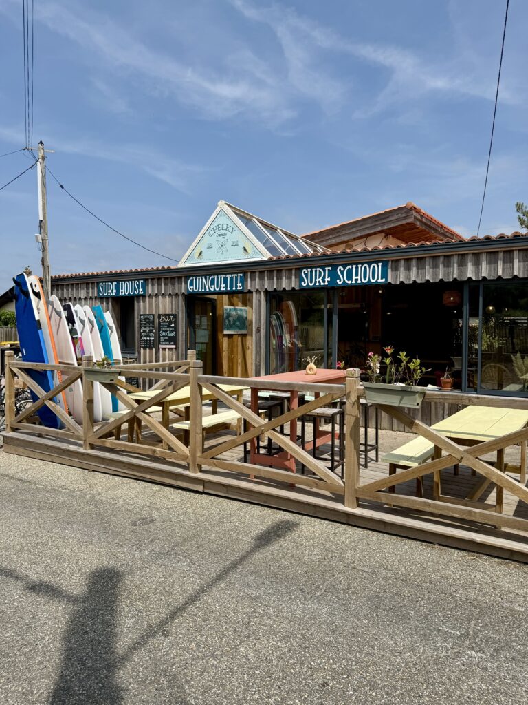 La facade de la guinguette et du surf camp, de la Cheeky Family, à Lacanau Océan