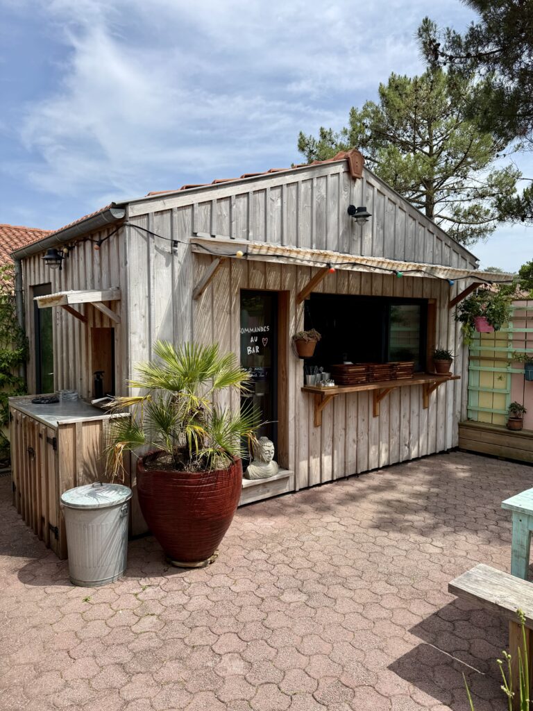 La cabane cuisine de la guinguette, de la Cheeky Family, à Lacanau Océan