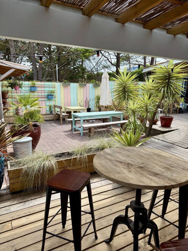 La terrasse sécurisée de la guinguette, de la Cheeky Family, à Lacanau Océan