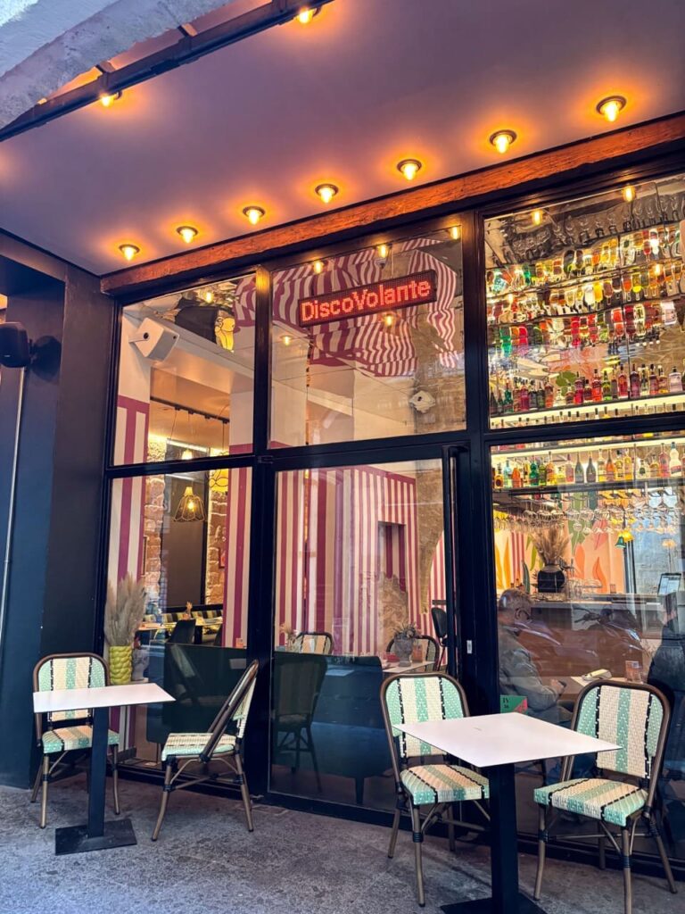 Jolie devanture du restaurant Disco Volante rue de l'Aiguillerie à Montpellier