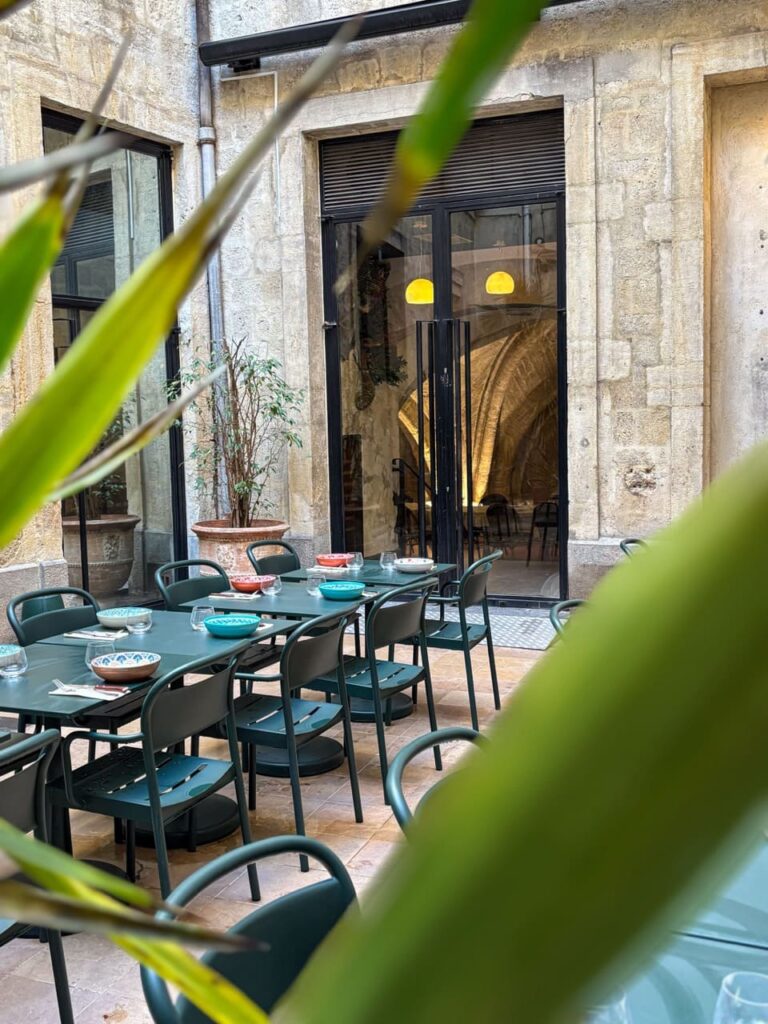 Patio terrasse extérieure restaurant Disco Volante en plein coeur de Montpellier