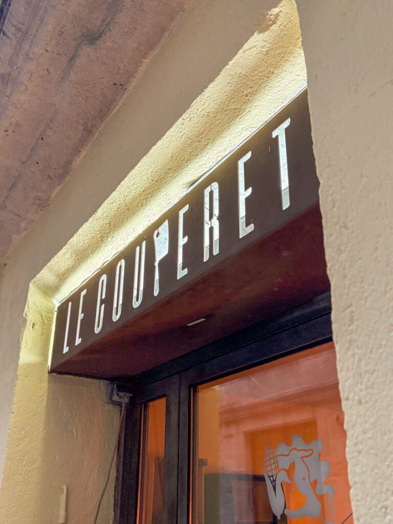 Devanture vue de près Le Couperet